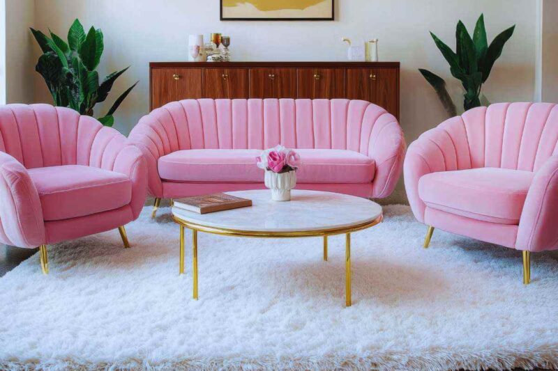 Un divano e tre poltrone rosa