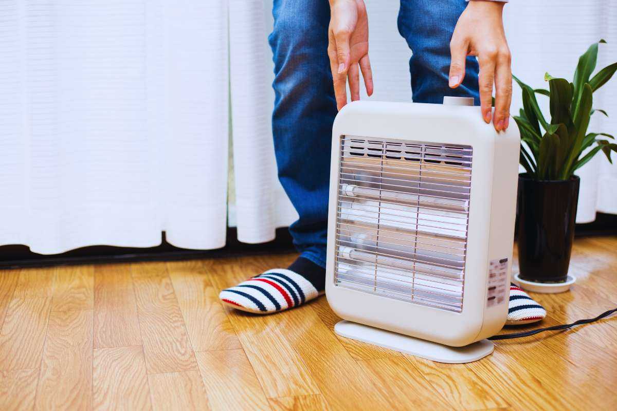 Due gambe con accanto una stufa elettrica