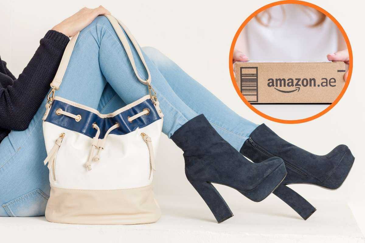 Le gambe di una donna con i mostra i suoi stivali e in alto a destra un tondo con all'interno un pacco di Amazon