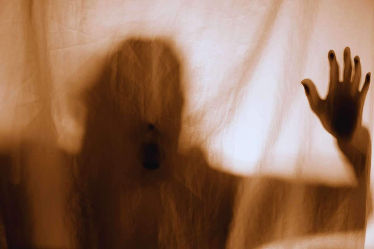 Un velo con dietro una persona