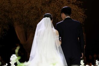 Due persone pronte a sposarsi di spalle