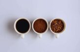 Tra tazzine con dentro del caffè: liquido, in polvere e in grani