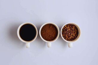 Tra tazzine con dentro del caffè: liquido, in polvere e in grani