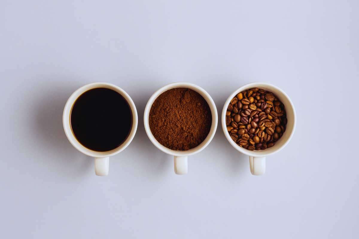 Tra tazzine con dentro del caffè: liquido, in polvere e in grani