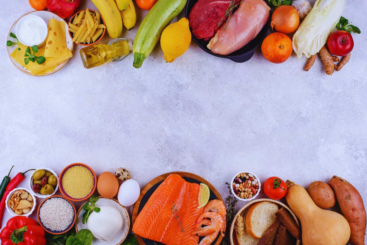 Frutta verdura carne e altro cibo tutto insieme della dieta mediterranea