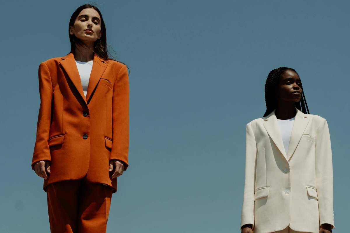 donne con completo colorato