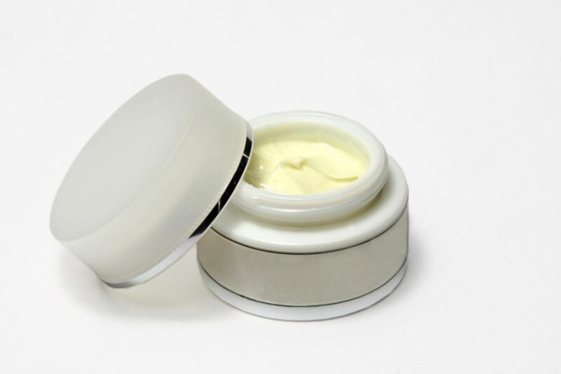 barattolo con crema antimacchie