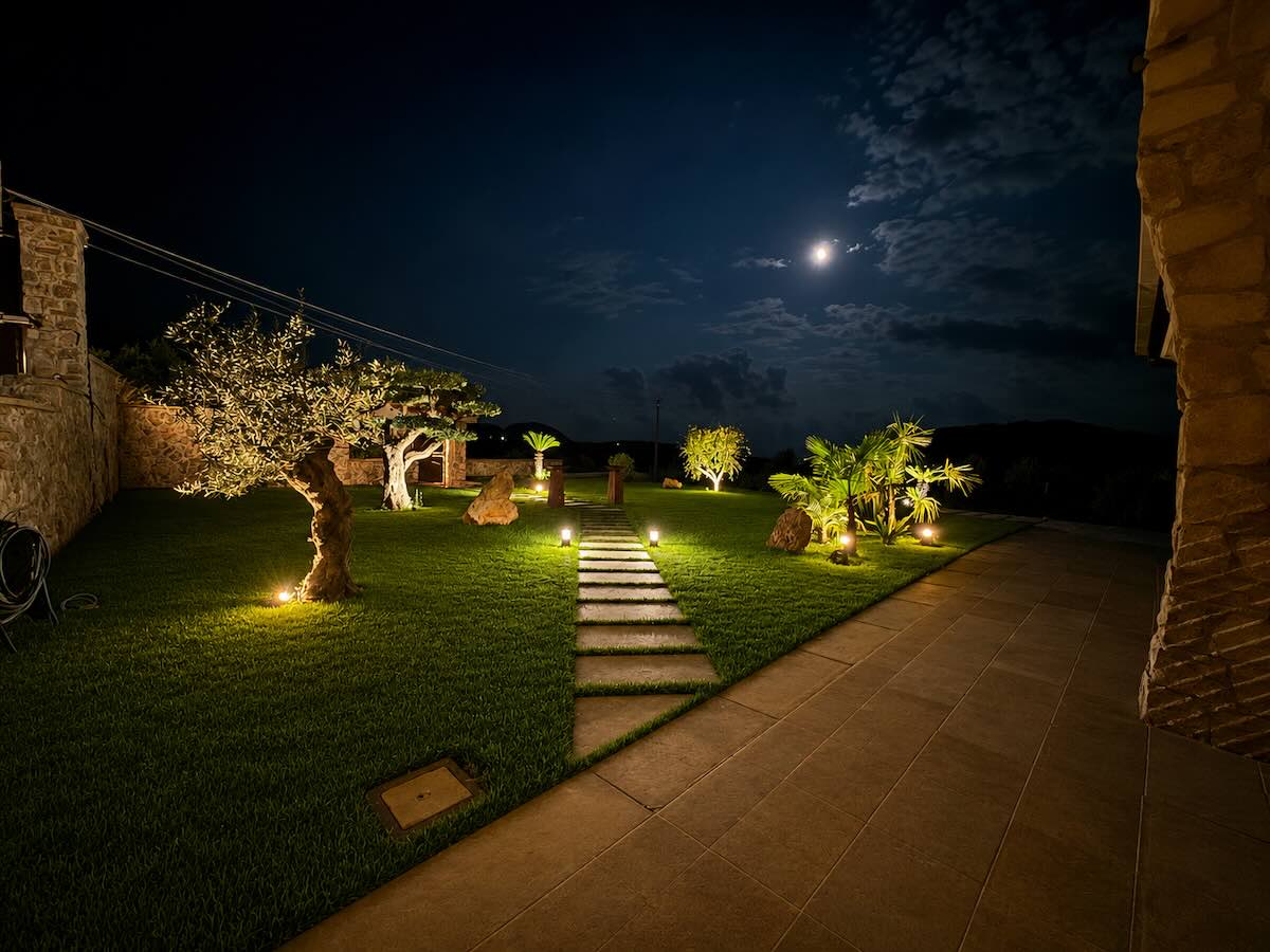 Giardino Villa Heaven di notte 