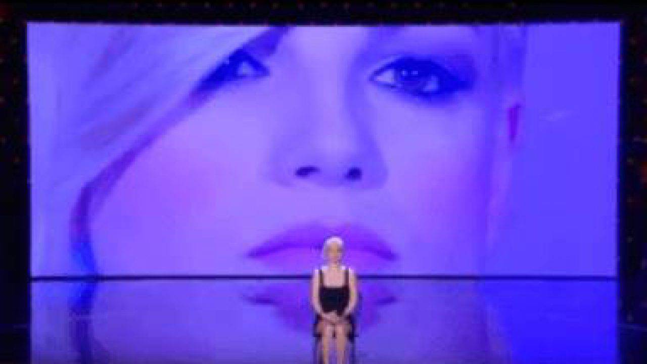 AMICI: Emma canta "Bella senz